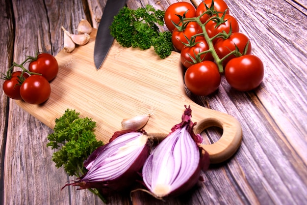 Składniki na drewnianym blacie