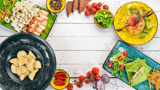 Zestaw przygotowanych dań na stole